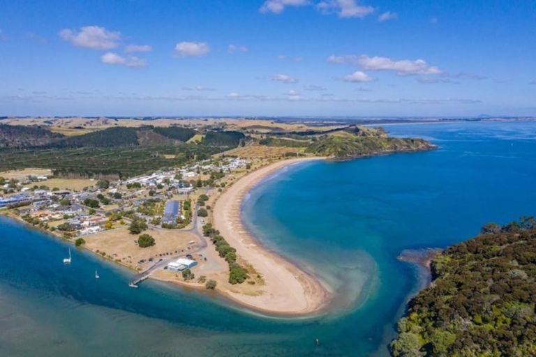 Photo of property in 3 Bush Point Road, Cable Bay, 0420