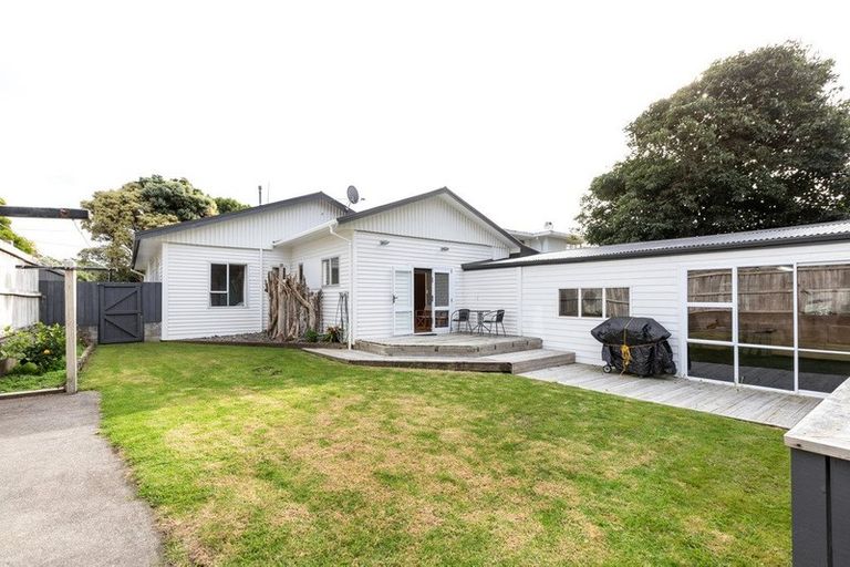 Photo of property in 7 Peace Avenue, Moturoa, New Plymouth, 4310
