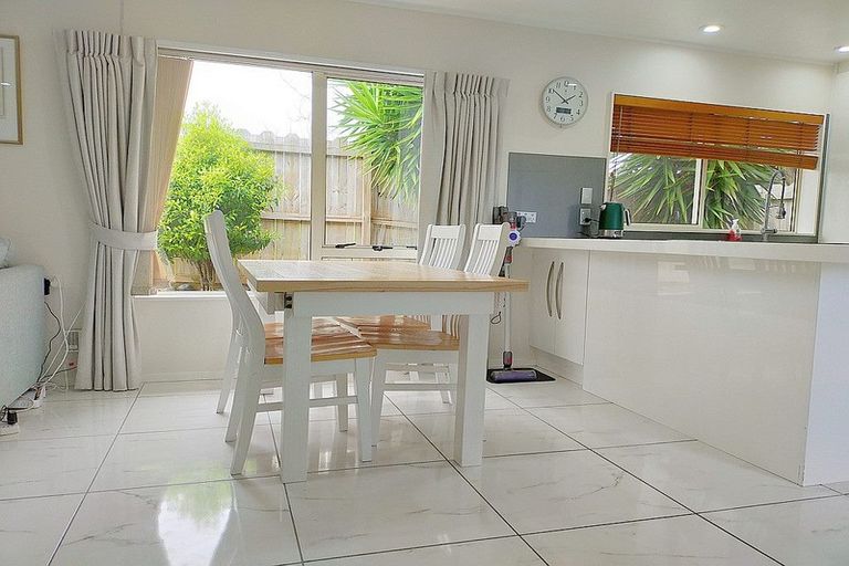 Photo of property in 2/8 Bowscale Place, Northpark, Auckland, 2013