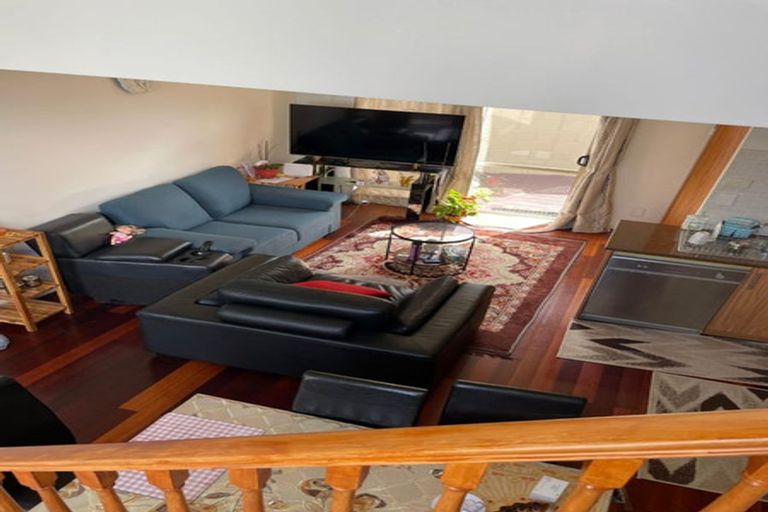 Photo of property in 10 Trotting Terrace, Fairview Heights, Auckland, 0632