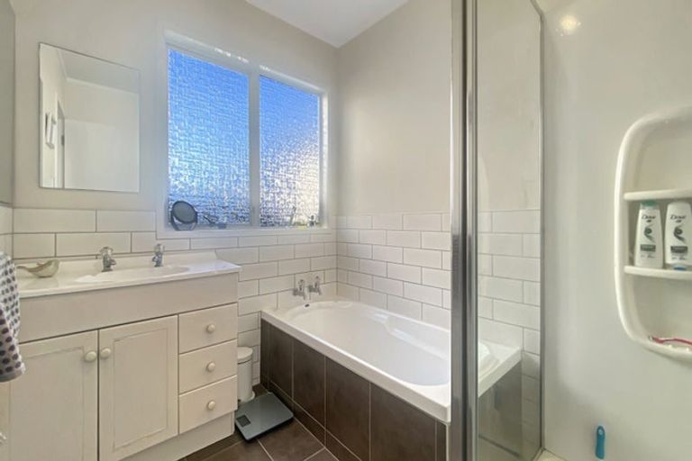 Photo of property in 2/24 Amberley Avenue, Te Atatu South, Auckland, 0610