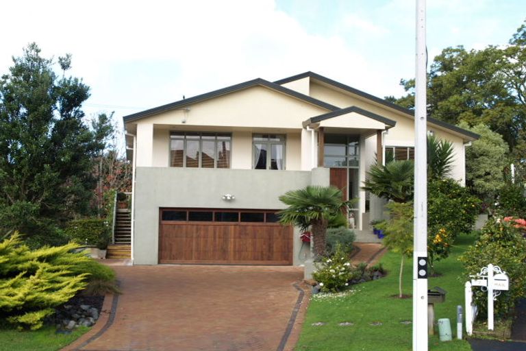 Photo of property in 9 Kerry Dell, Cockle Bay, Auckland, 2014