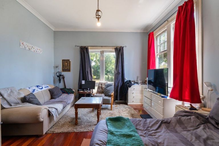 Photo of property in 25 Sutherland Crescent, Melrose, Wellington, 6023