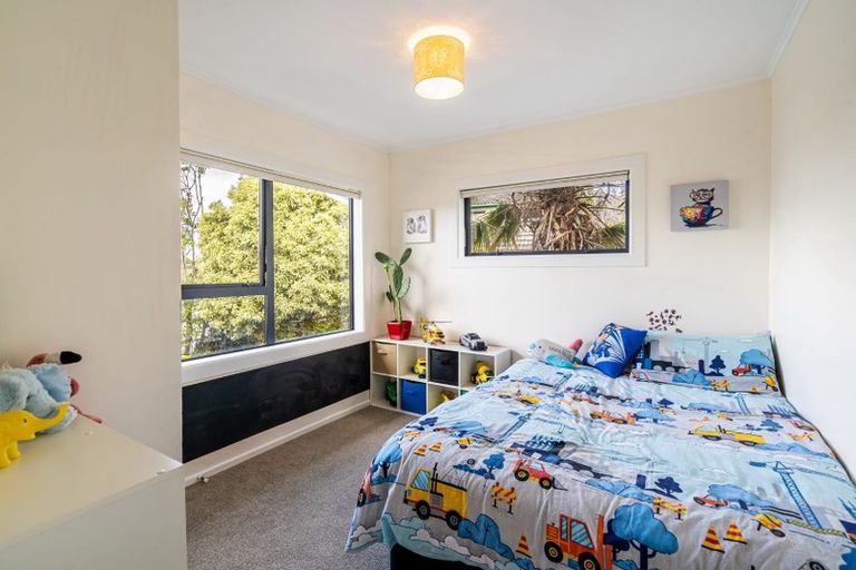 Photo of property in 2/539 Glenfield Road, Glenfield, Auckland, 0629