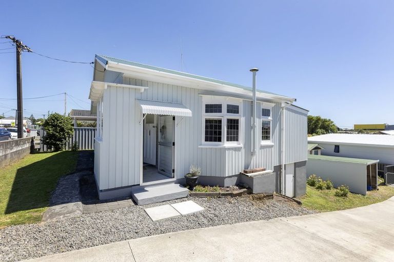 Photo of property in 75 Pendarves Street, New Plymouth, 4310