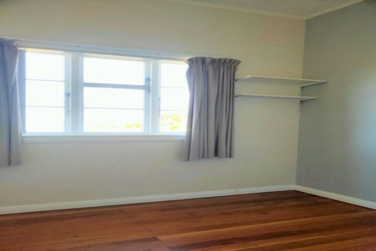 Photo of property in 92 Sutherland Road, Melrose, Wellington, 6023