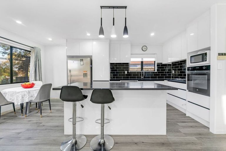 Photo of property in 1 Horlicks Place, Randwick Park, Auckland, 2105