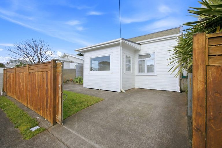 Photo of property in 35 Hine Street, New Plymouth, 4310