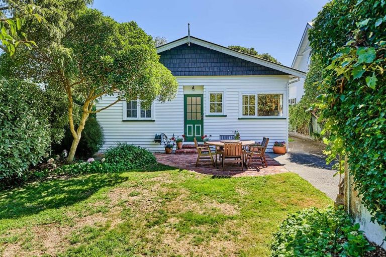 Photo of property in 107 Oroua Street, Eastbourne, Lower Hutt, 5013