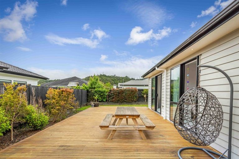Photo of property in 16 Sir Lincoln Drive, Kumeu, 0810