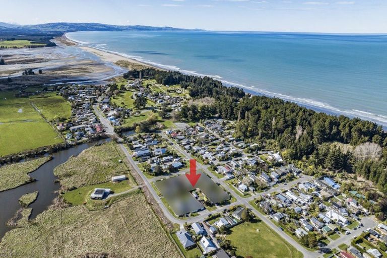 Photo of property in 20 Broadway Avenue, Waikuku Beach, 7473