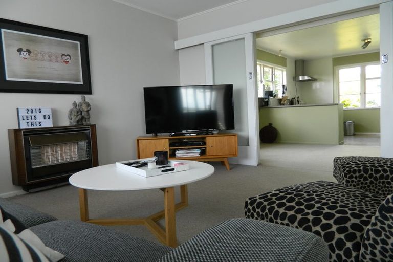 Photo of property in 26 Horokiwi Road West, Newlands, Wellington, 6037