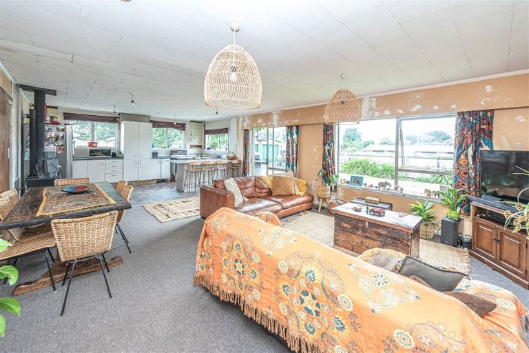 Photo of property in 30 Weraroa Road, Waverley, 4510