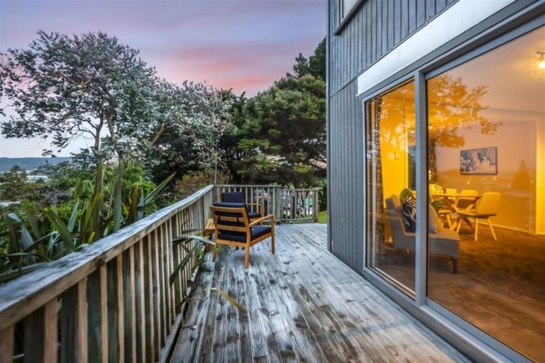 Photo of property in 14 Grays Road, Plimmerton, Porirua, 5026