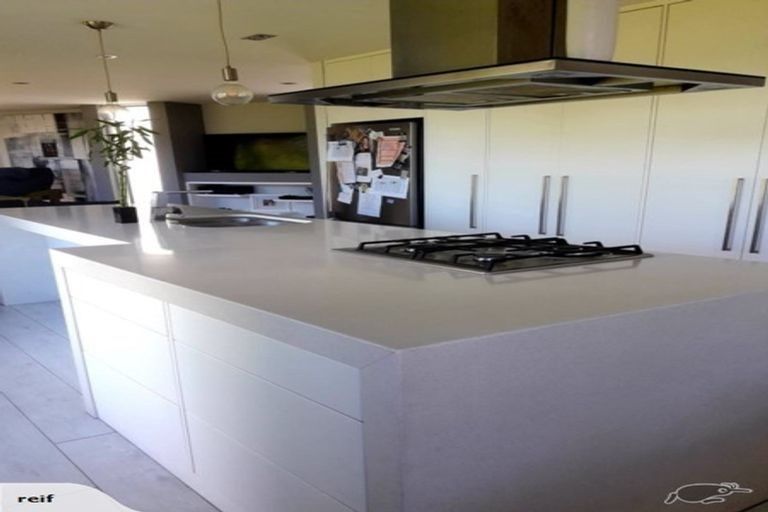 Photo of property in 30c Wade River Road, Stanmore Bay, Whangaparaoa, 0932