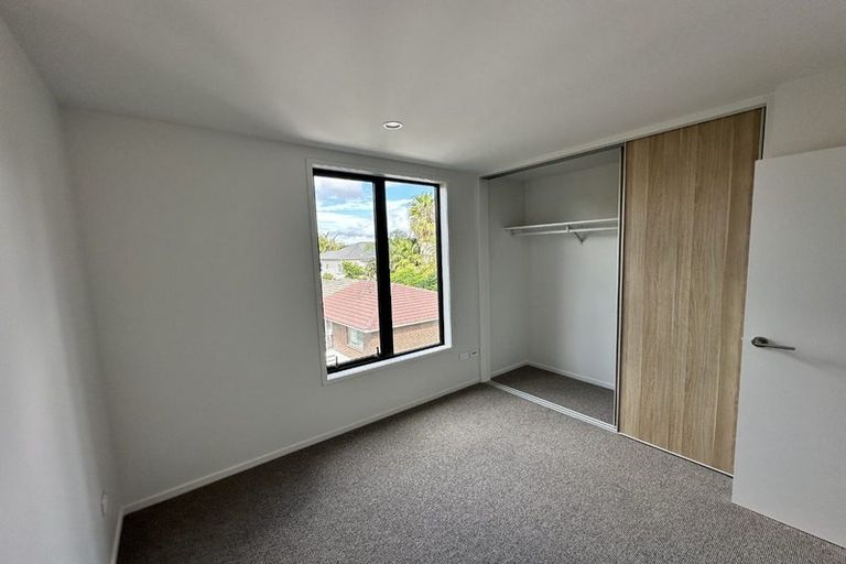 Photo of property in 19 Lyons Avenue, Murrays Bay, Auckland, 0630