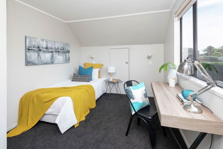 Photo of property in 2/5 Cornelian Crescent, Half Moon Bay, Auckland, 2012