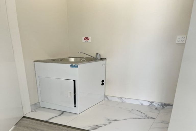 Photo of property in 21 Morus Road, Massey, Auckland, 0614