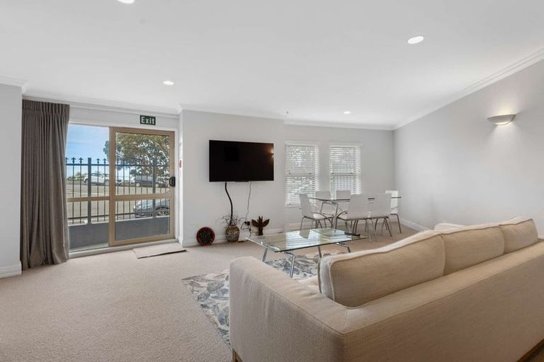 Photo of property in 1 Queen Street, New Plymouth, 4310