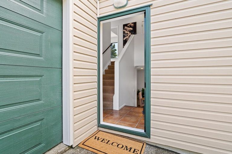 Photo of property in 2/62 Target Road, Totara Vale, Auckland, 0629