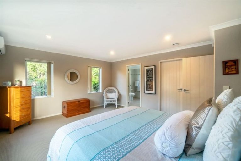 Photo of property in 14 Bur Oak Terrace, Schnapper Rock, Auckland, 0632