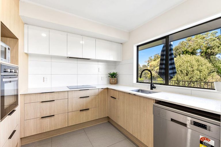 Photo of property in 26b Wade River Road, Stanmore Bay, Whangaparaoa, 0932