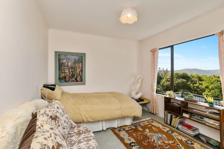 Photo of property in 6 Ashton Fitchett Drive, Brooklyn, Wellington, 6021