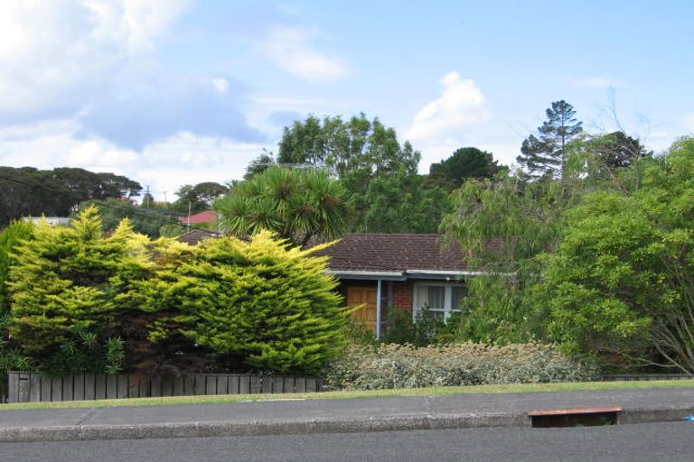 Photo of property in 24 Avonleigh Road, Green Bay, Auckland, 0604