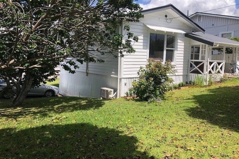 Photo of property in 1/2 East Coast Road, Milford, Auckland, 0620