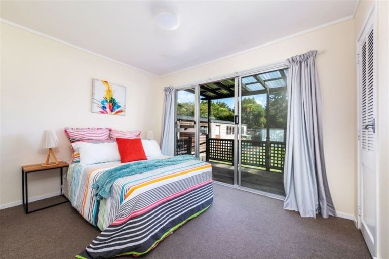 Photo of property in 32 Serwayne Place, Sunnyvale, Auckland, 0612