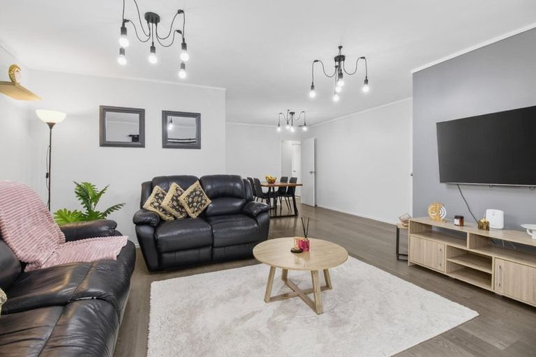Photo of property in 2/19 Sailfish Drive, West Harbour, Auckland, 0618