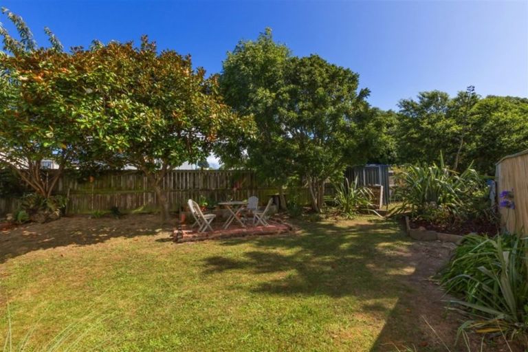 Photo of property in 2 Bedford Street, Cannons Creek, Porirua, 5024