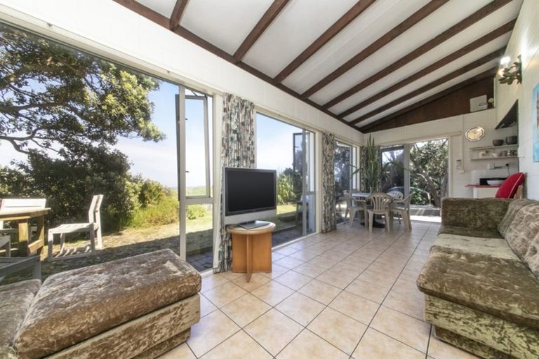 Photo of property in 65 Marine Parade North, Piha, 0772