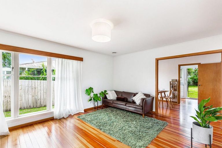 Photo of property in 16 Ward Crescent, Te Atatu Peninsula, Auckland, 0610