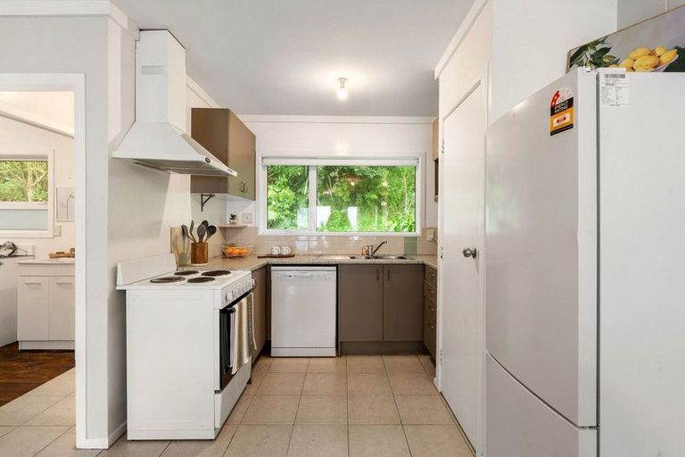 Photo of property in 1/15 Bloomsbury Grove, Newlands, Wellington, 6037