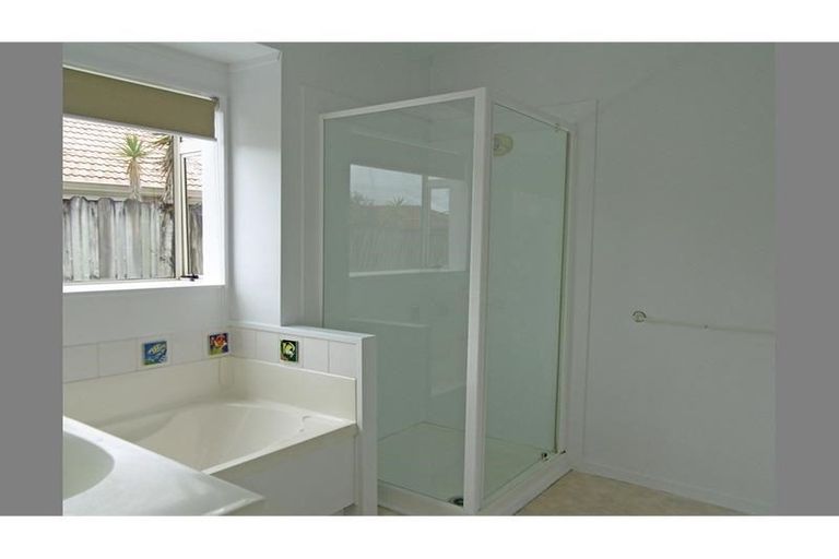 Photo of property in 8 Waylen Place, Burswood, Auckland, 2013