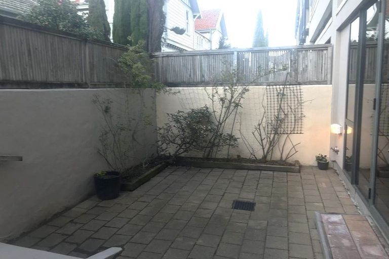 Photo of property in 2/28 Hobson Street, Thorndon, Wellington, 6011