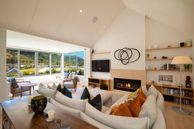 Photo of property in 2 Ogilvie Lane, Arrowtown, 9371