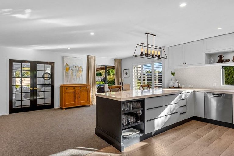 Photo of property in 100 Gardiners Road, Harewood, Christchurch, 8051