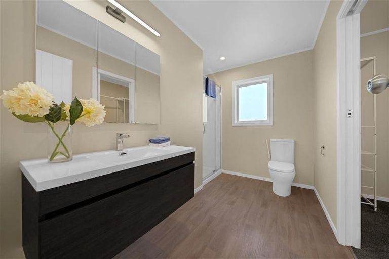 Photo of property in 19 Deverell Place, Northcross, Auckland, 0632