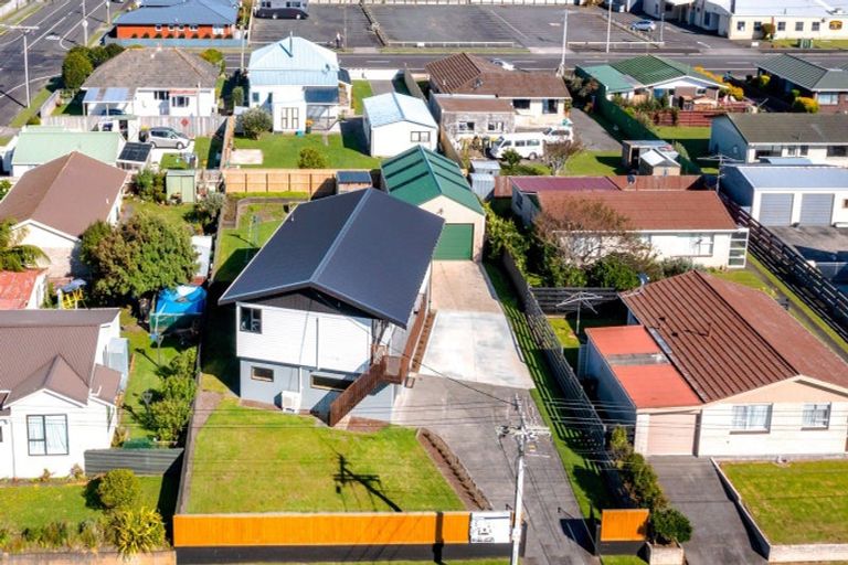 Photo of property in 35 Collins Street, Hawera, 4610