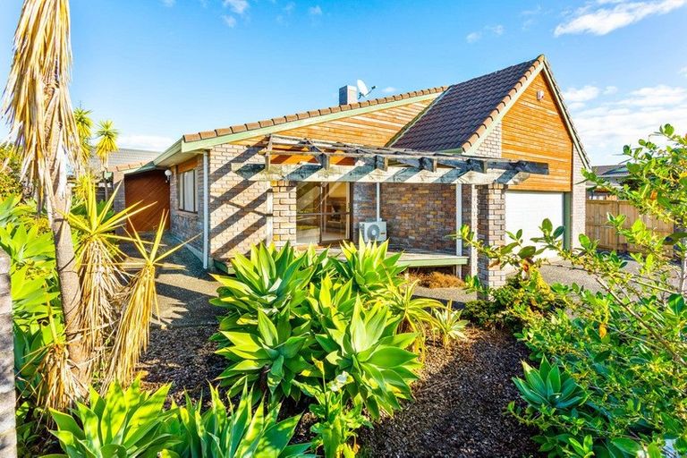 Photo of property in 1/149 West Harbour Drive, West Harbour, Auckland, 0618