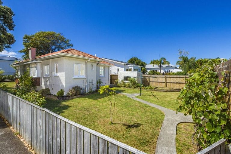 Photo of property in 147 Vauxhall Road, Narrow Neck, Auckland, 0624