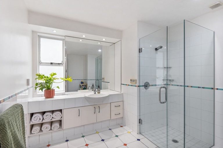 Photo of property in 1 Marine Parade, Herne Bay, Auckland, 1011