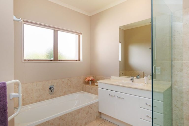 Photo of property in 2 Kea Place, Fitzherbert, Palmerston North, 4410