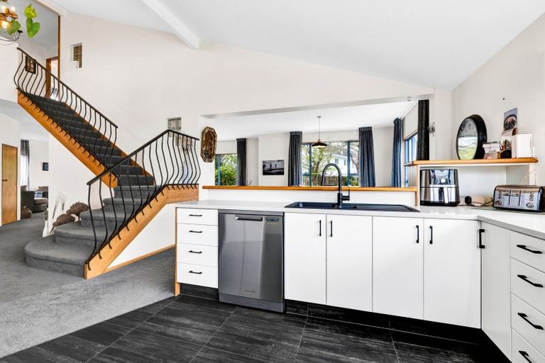 Photo of property in 8 Taylor Place, Merrilands, New Plymouth, 4312