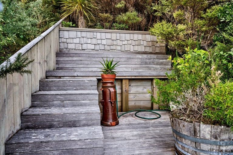 Photo of property in 21 Dillon Street, Lowry Bay, Lower Hutt, 5013