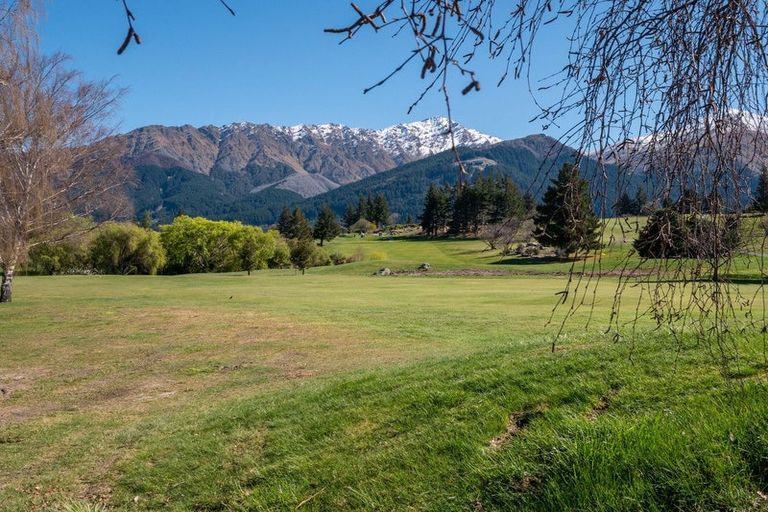 Photo of property in 64 Cedar Drive, Kelvin Heights, Queenstown, 9300