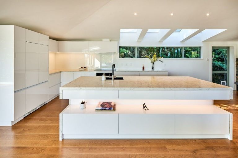 Photo of property in 21 Dillon Street, Lowry Bay, Lower Hutt, 5013