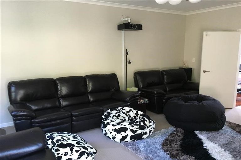 Photo of property in 12 Bintulu Place, Fairview Heights, Auckland, 0632